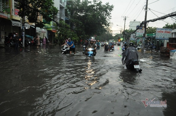 Nguoi Sai Gon nga nhao tren duong ngap lut, giao thong roi loan