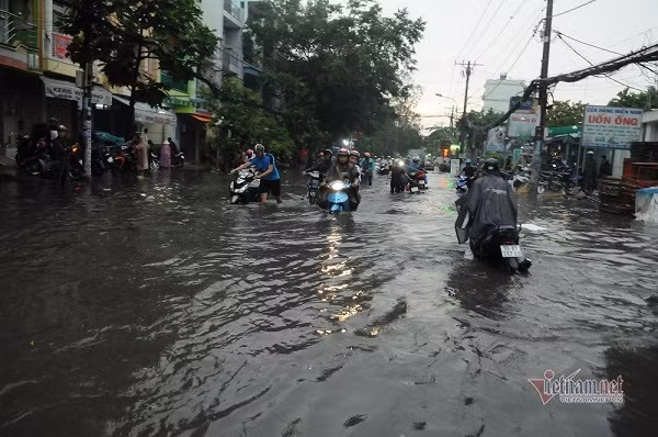 Nguoi Sai Gon nga nhao tren duong ngap lut, giao thong roi loan