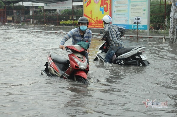 Nguoi Sai Gon nga nhao tren duong ngap lut, giao thong roi loan-Hinh-5