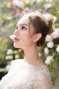 Trước đó Xemesis gây xôn xao mạng xã hội vào tháng 9/2019 khi đăng ảnh bạn gái Trang Phạm (Xoài Non) đeo trên tay chiếc nhẫn kim cương, sau đó 2 tháng cặp đôi đã tổ chức lễ đính hôn.