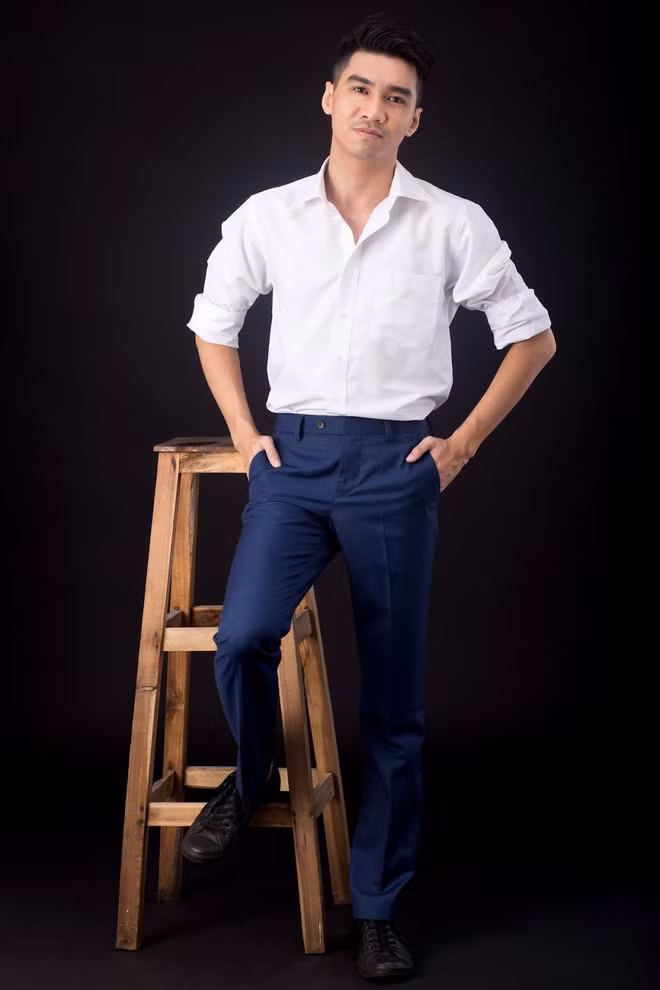 Hiện anh chàng đang gắn bó với cô nàng Hồng Nhật. Cả 2 từng xuất hiện trong đám cưới của Cris Phan.