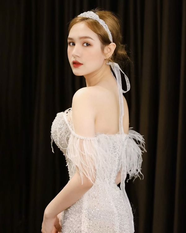 Theo như thông báo mới nhất, đám cưới của cặp đôi này sẽ diễn ra vào ngày 14/11 tới. Đây hứa hẹn sẽ là một trong những siêu đám cưới đình đám trong giới streamer. Ngoài tiệc cưới sang trọng, fan hâm mộ còn đặc biệt quan tâm đến dàn khách mời toàn các tên tuổi streamer đình đám hội tụ tại tiệc cưới thế kỷ này.