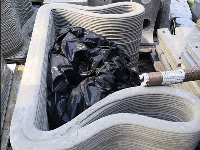 Cấu trúc này được xây dựng chỉ trong 48 giờ, nhanh gấp bảy lần so với việc xây nhà theo phương pháp truyền thông và có thể tiết kiệm tới 50% chi phí xây dựng so với các tòa nhà thông thường. So với các tòa nhà xây bằng gạch, nhà in 3D cũng tạo ra ít khí thải CO2 hơn.