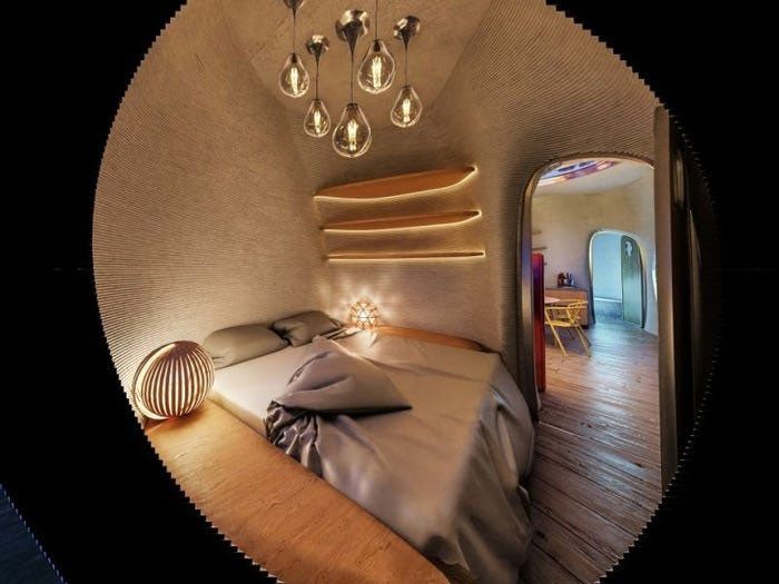 Ngôi nhà cung cấp các công nghệ sinh thái tuần hoàn cho nhà tắm, bình nước uống và hệ thống nước thải, có thể điều khiển từ xa, có mái che bằng cây xanh.