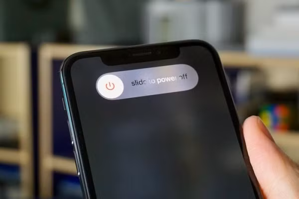 Viêc đầu tiên mà bạn cần làm khi thấy iPhone có tình trạng giật, lag là khởi động lại thiết bị.