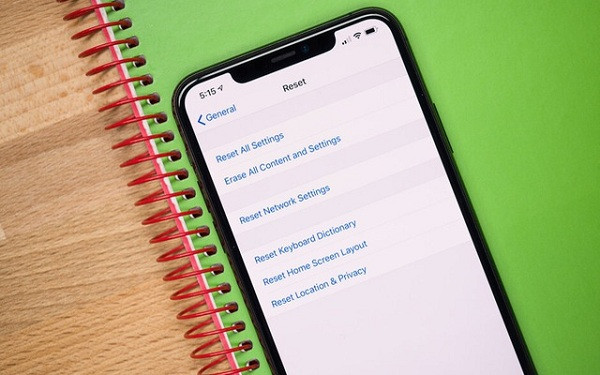 Nếu đã thử những cách trên mà tình trạng điện thoại vẫn không được cải thiện, người dùng cần khôi phục cài đặt gốc iPhone.