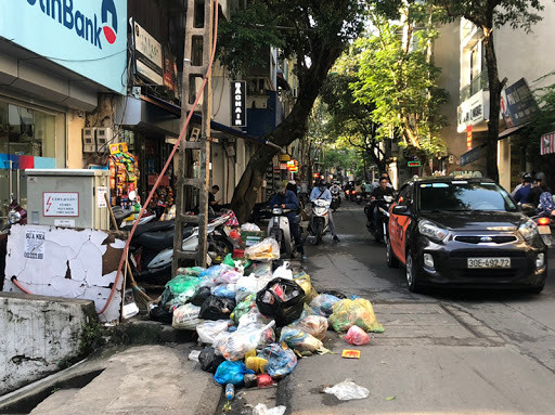 Việc rác thải sinh hoạt thường xuyên bị ứ đọng trên địa bàn khiến lãnh đạo UBND phường Yên Phụ cũng thấy “mệt mỏi”, vất vả để xử lý. Rác thải không được thu gom gây ô nhiễm, mất trật tự an toàn giao thông.