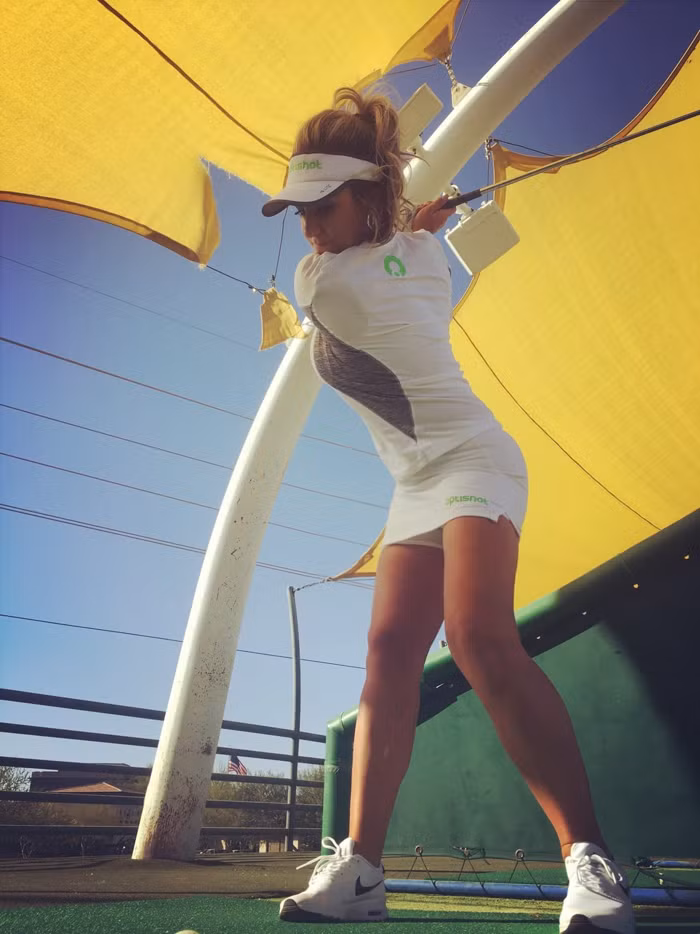 Pezzola gây chú ý bởi các video ngắn khoe tài nghệ đánh golf cũng như những bức hình selfie xinh đẹp trên trang cá nhân.