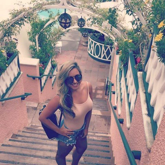 Nhờ thân hình nóng bỏng và làn da nâu khỏe khoắn, Chelsea đã được tạp chí Playboy để mắt tới.