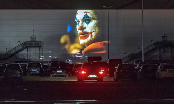 Việc ngồi trong ô tô và xem phim ngoài trời là hình thức độc đáo cho thấy khán giả ở mọi nơi đều có cách để thỏa mãn đam mê thưởng thức nghệ thuật của riêng mình. Đặc biệt là còn thực hiện đúng quy định giãn cách xã hội ngăn COVID-19.