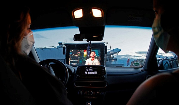 Không chỉ là bãi đỗ xe, một số địa điểm như sân vận động thể thao, cánh đồng rộng lớn hay bất kỳ nơi rộng, thoáng nào cũng có thể trở thành một rạp chiếu phim di động.