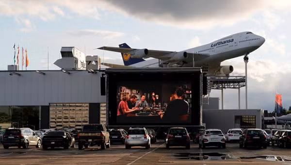 Thực tế, việc trải nghiệm phim ảnh kiểu này đã có từ năm 1915, đặc biệt thịnh hành vào những năm 1950 -1960. Cho đến nay đang được áp dụng tại nhiều quốc gia như Ấn Độ, Úc, Hàn Quốc, Mỹ, Đức...