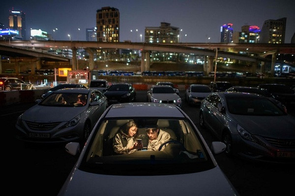 Trong khi tại Mỹ khi có tổng cộng 300 rạp chiếu như vậy mở cửa. Hình thức xem phim ngoài trời cũng rất phổ biến tại các nước châu Á như Hàn Quốc.