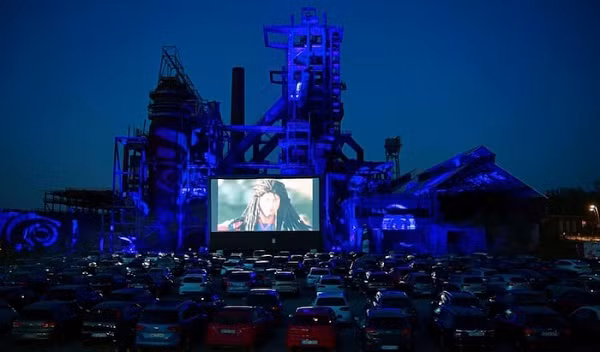 Tất cả những gì cần thiết cho rạp chiếu phim phiên bản COVID-19 này là ột màn hình lớn được dựng lên và các khán giả sẽ ngồi yên trong xe của mình để thưởng thức các tác phẩm điện ảnh