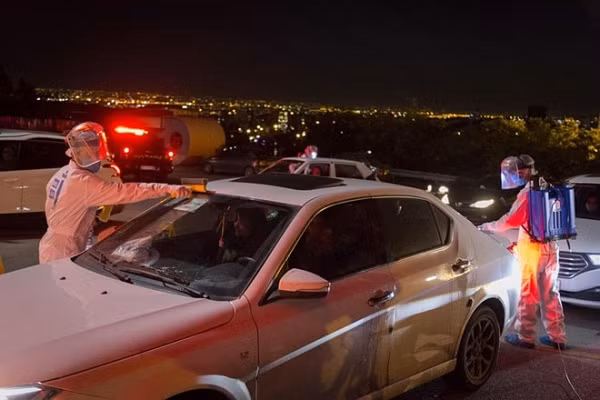 Để chắc chắn đảm bảo an toàn giữa đại dịch COVID-19, các xe ô tô trước khi tiến vào nơi đỗ sẽ được khử trùng hoàn toàn để hạn chế thấp nhất nguy cơ lây lan virus.