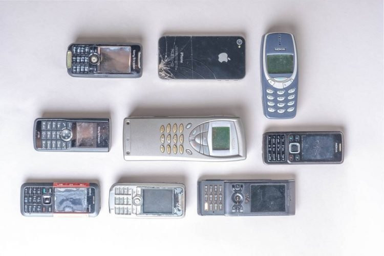 Dễ dàng điểm danh những chiếc điện thoại siêu phẩm một thời như Nokia 6300, Nokia 5310, Sony Ericsson W800, W595 bên cạnh một chiếc iPhone 4.