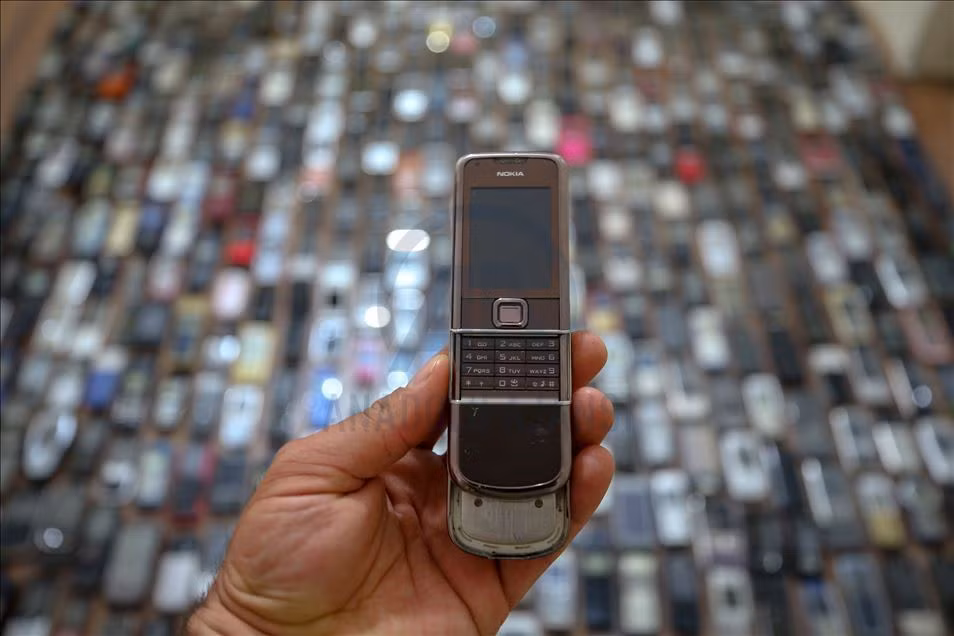 Chiếc Nokia 8800 này đã từng một thời là siêu phẩm thể hiện đẳng cấp và sự giàu có trước khi các "siêu điện thoại" như Vertu hay Mobiado thống lĩnh.