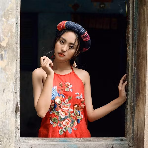 Famulei – trang tin LMHT của Trung Quốc hay Chuyên trang eSports Invenglobal từng dành nhiều lời khen cho Minh Nghi, đánh giá là một trong những cô gái nổi bật nhất cộng đồng LMHT.