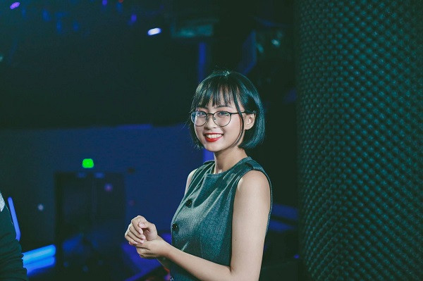 Với lối dẫn tự nhiên, khuôn mặt xinh xắn và am hiểu về game không thua kém "các anh em", Minh Nghi trở thành một trong những cái tên hot trong làng game Việt.