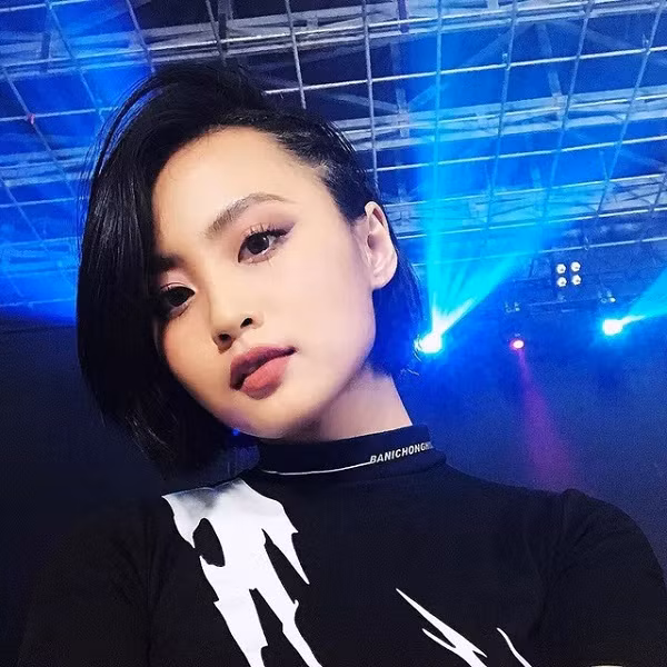 Dạo gần đây, Minh Nghi liên tục khiến fan chóng mặt với các style khác biệt hoàn toàn. Có lẽ do ở nhà cách ly xã hội khá...rảnh, nữ thần LMHT tạo cho mình thú vui mới bằng việc thử thách với các phong cách khác nhau.