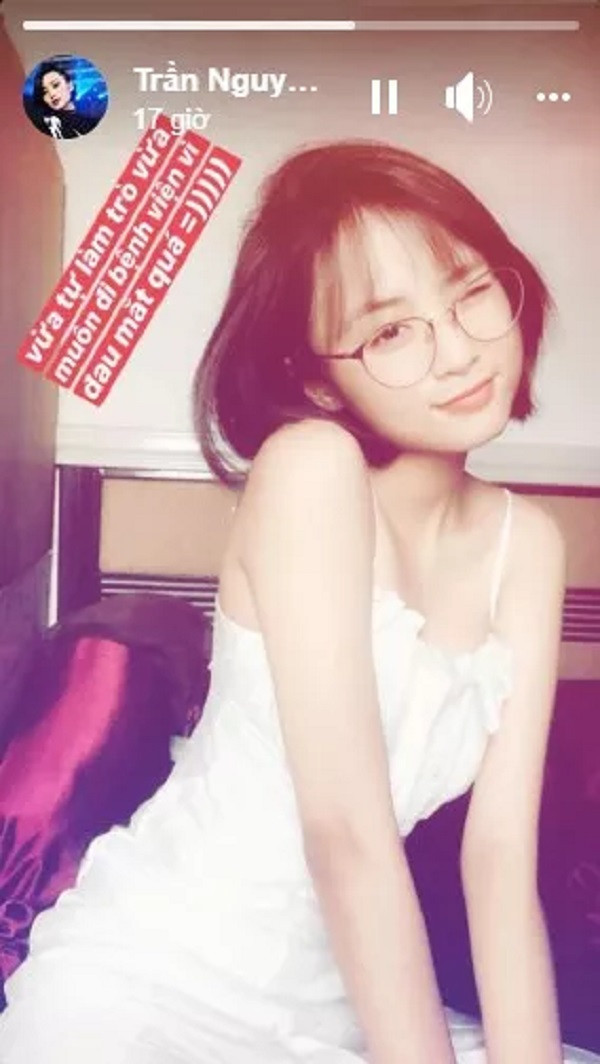 Khi thì tomboy cá tính, lúc lại dễ thương nhí nhảnh và mới nhất là bức ảnh khoe vai trần gợi cảm đến không ngờ. Hình tượng mới này của Minh Nghi khiến người hâm mộ và cộng đồng game thủ xôn xao bàn tán, đa phần đều thừa nhận không thể rời mắt.