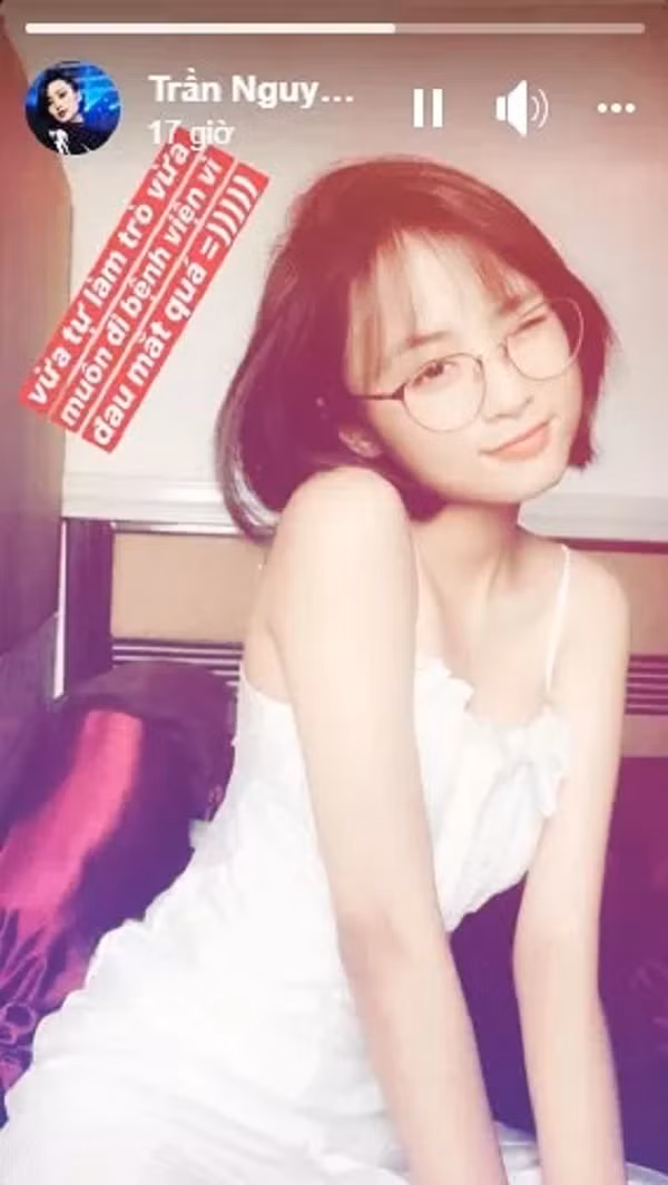 Khi thì tomboy cá tính, lúc lại dễ thương nhí nhảnh và mới nhất là bức ảnh khoe vai trần gợi cảm đến không ngờ. Hình tượng mới này của Minh Nghi khiến người hâm mộ và cộng đồng game thủ xôn xao bàn tán, đa phần đều thừa nhận không thể rời mắt.