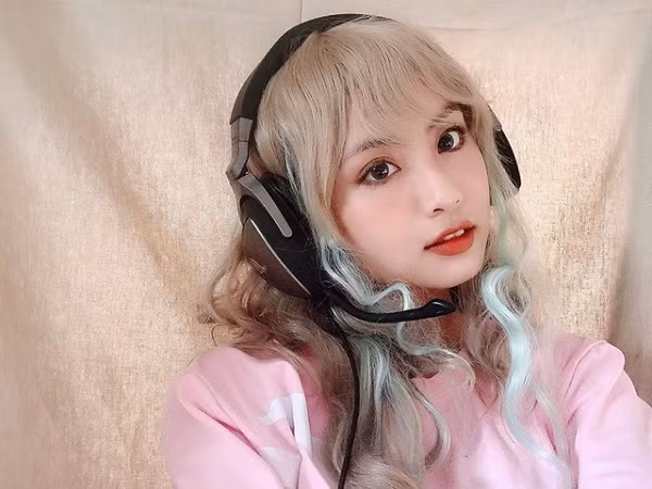 Trước đó vào ngày Cá Tháng Tư, Minh Nghi đăng tải bức ảnh đầy lạ lẫm với mái tóc dài uốn xoăn nhuộm màu vàng khói, kèm dòng chú thích: "Công nghệ thời nay xịn quá các bạn ạ. Biến cả trai thành gái thế này thì chịu rồi."