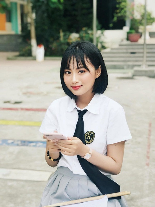 Minh Nghi tên thật là Trần Nguyễn Minh Nghi, sinh năm 1996. Niềm đam mê lớn với eSports, đặc biệt là tựa game LMHT từ thời còn đi học khiến cô nàng quyết tâm trở thành nữ MC của Vietnam eSports TV (VETV).