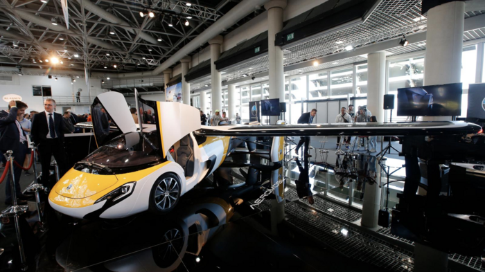 Ngày 29/7/2020, bang New Hampshire (Mỹ) đã chính thức thông qua điều luật “House Bill 118” hay còn gọi là “Dự luật giao thông vận tải Jetson”, cho phép ô tô bay có thể cơ động hợp pháp trên các tuyến đường công cộng. Tuy nhiên, dự luật mới được thông qua hiện không cho phép những chiếc ô tô bay có thể lấy đà cất cánh khi đang lưu thông trên đường bộ, mà chỉ cho phép chúng hoạt động như một phương tiện truyền thống trên đường bộ để từ đó có thể di chuyển tới các bãi cất cánh riêng biệt khi có nhu cầu bay lên không trung.