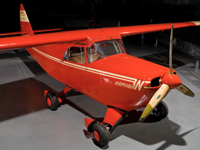 Đến năm 1946, một kỹ sư tên là Robert Fulton đã phát minh ra một chiếc xe bay có tên gọi là Airphibian, với phần cánh và đuôi có thể tháo rời cùng cánh quạt lồng vào thân xe. Sản phẩm này đã được Cục hàng không Dân dụng Mỹ chứng nhận khi có thể bay thành công với tốc độ 190 km/h và cũng có thể chạy bình thường với tốc độ 80 km/h trên mặt đất. Tuy nhiên, giá thành đắt đỏ đã khiến chiếc xe bày không thể trở thành một phương tiện phổ biến.