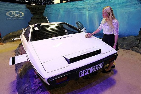 Năm 2013, ông chi 920.000 USD để mua một chiếc xe hơi kết hợp tàu ngầm từng xuất hiện trong phim Điệp viên 007 tại một cuộc bán đấu giá.