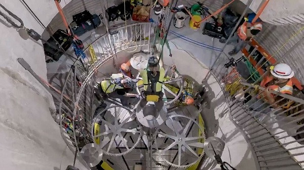 Điều đặc biệt là chiếc đồng hồ này có thể hoạt động liên tiếp trong...10.000 năm.