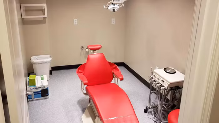 Ngoài phòng cấp cứu khẩn cấp còn có một hiệu thuốc đủ thuốc cung cấp cho các cư dân tới 7 năm