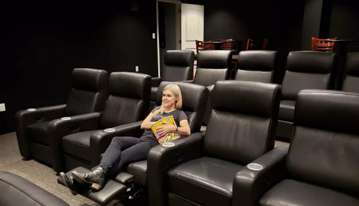 Tuy nhiên, nơi đây đã được cải tạo thành một khu nghỉ dưỡng cao cấp và là nơi trú ẩn cuối cùng của giới nhà giàu nếu không may xảy ra chiến tranh hạt nhân.