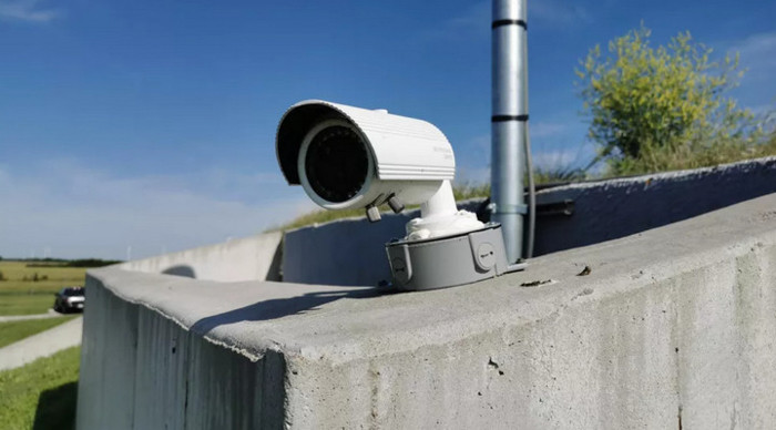 Camera an ninh giám sát luôn hoạt động ngày đêm.