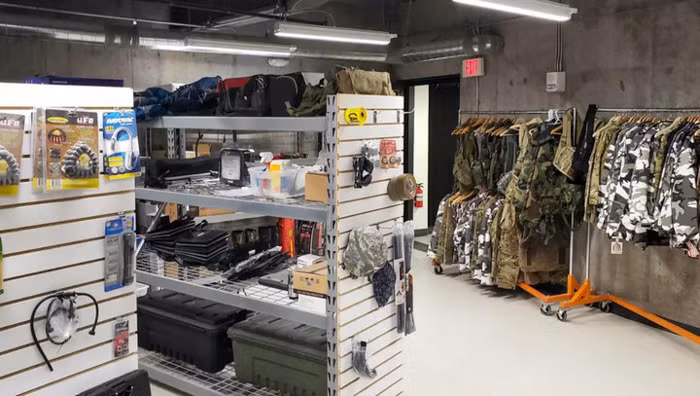 Phòng cung cấp các vật tư sinh tồn. Thậm chí ngay cả trong trường hợp bạn bị phơi nhiễm phóng xạ trước khi vào hầm, hầm trú ẩn này cũng có một phòng khử trùng đặc biệt. Các hóa chất dự trữ đủ dùng để chữa trị cho bạn, như thuốc I-ốt điều trị phóng xạ, hay các thiết bị phát hiện bức xạ, hóa chất đặc biệt để tẩy sạch các chất ô nhiễm sinh học và phóng xạ tỏa ra từ cơ thể của bạn.