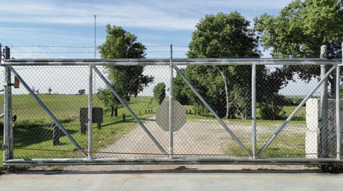 Cánh cổng vào khu trú ẩn luôn đóng chặt và chỉ mở khi thực sự đến lúc cần.