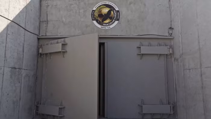 Phía sau cánh cổng vào sẽ là một thế giới hoàn toàn khác mà con người có thể tưởng tượng ra.