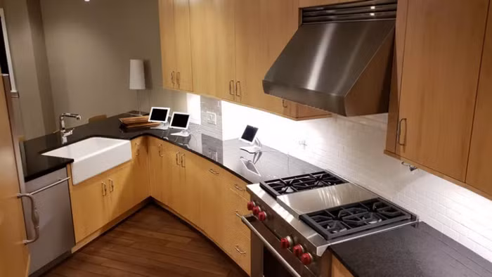 Chi phí mua một căn hộ trong khu phức hợp này dao động từ 1-3 triệu USD, chưa kể khoản chi phí 2,5 ngàn USD/tháng cho các phí sinh hoạt như điện, nước, Internet và thức ăn.