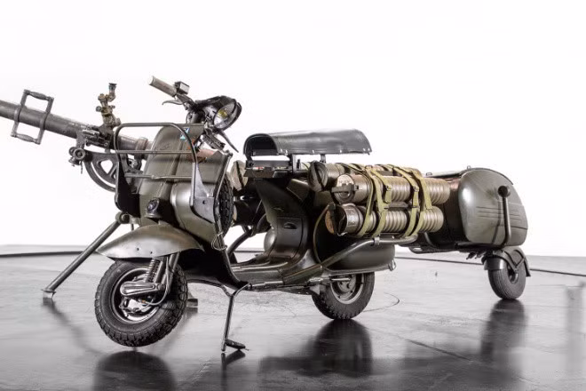 Rõ ràng không thể nhắm bắn khi đang di chuyển. Nhưng tính cơ động và hỏa lực tốt của Vespa TAP (nhớ lại cách đây 70 năm, khi tên lửa và súng phóng lựu mới được đưa vào sử dụng) đã tỏ ra rất hữu ích ở sa mạc Algeria, nơi Quân đội Pháp chiến đấu với quân kháng chiến địa phương.