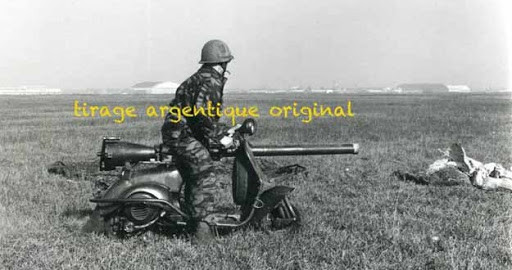 Hình ảnh của chiếc Vespa 150 TAP trên chiến trường.