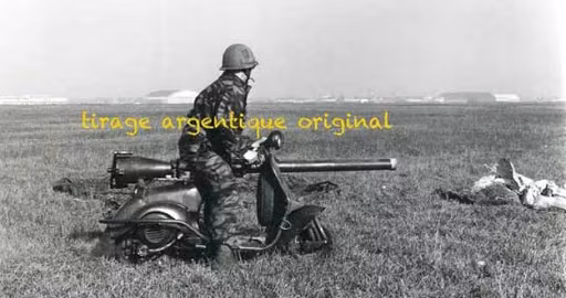 Hình ảnh của chiếc Vespa 150 TAP trên chiến trường.