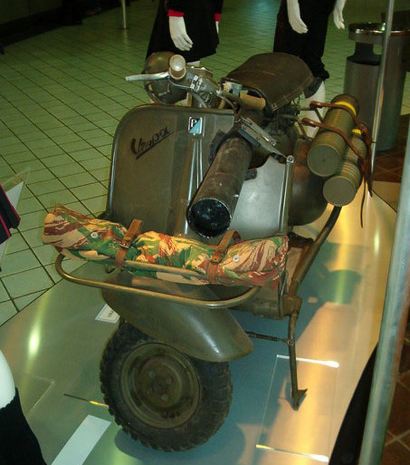 Họ đã lấy phiên bản cao cấp nhất của chiếc xe tay ga với động cơ 1,5 lít 5,5 mã lực làm cơ sở. Khung xe đã được gia cố, lắp giá đỡ cho các thiết bị và sơn màu kaki. Và quan trọng nhất, họ đã gắn một khẩu đại bác 75 ly dưới yên xe, đó là lý do chiếc xe Vespa được mọi người gán cho biệt danh “vũ khí hai chân” hay “pháo đài di động”.