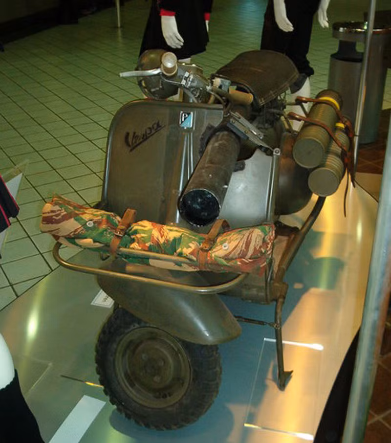 Họ đã lấy phiên bản cao cấp nhất của chiếc xe tay ga với động cơ 1,5 lít 5,5 mã lực làm cơ sở. Khung xe đã được gia cố, lắp giá đỡ cho các thiết bị và sơn màu kaki. Và quan trọng nhất, họ đã gắn một khẩu đại bác 75 ly dưới yên xe, đó là lý do chiếc xe Vespa được mọi người gán cho biệt danh “vũ khí hai chân” hay “pháo đài di động”.