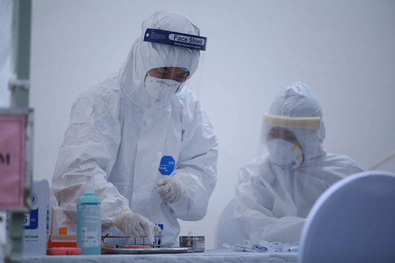 Các mẫu máu được điền đầy đủ thông tin cần thiết, sắp xếp và chuyển đến phòng xét nghiệm test nhanh Covid-19.