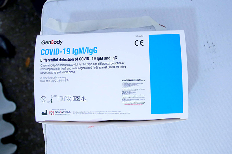 Bộ Kit test nhanh được sử dụng là bộ Covid-19 lgM/lgG. Đây là bộ xét nghiệm do Hàn Quốc sản xuất, thông qua phương pháp mẫu máu, sau 10 phút sẽ có kết quả xét nghiêm, tính chuẩn xác rất cao.
