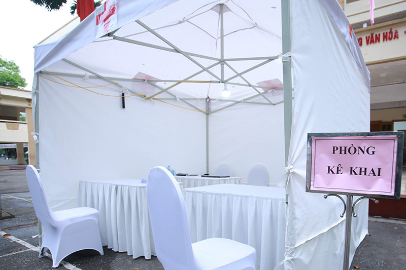 Người dân tham gia test nhanh COVID-19 cần tới phòng kê khai, sau khi điền đầy đủ thông tin sẽ nhận được số thứ tự và phòng lấy mẫu xét nghiệm.