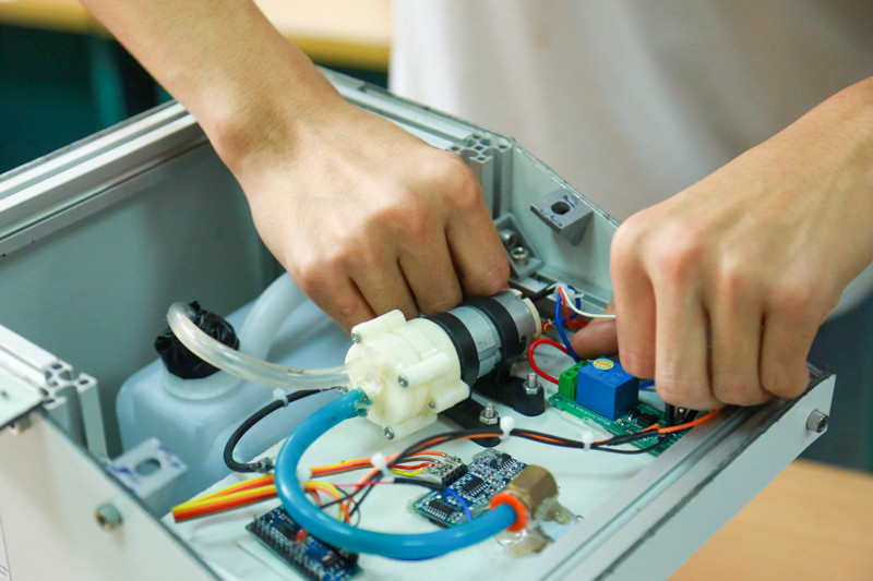 Một đầu ống dẫn sẽ được nối với máy bơm phun sương.