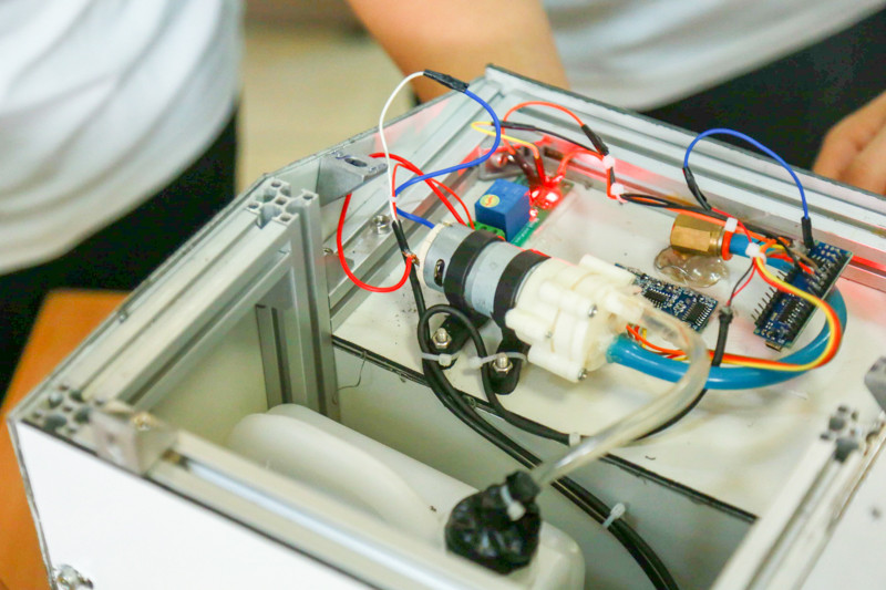 Mô đun (module) mạch gồm: máy bơm phun sương nối với mạch điều khiển, mạch điều khiển cho mắt hồng ngoại và đầu phun dung dịch sát khuẩn dưới dạng sương.