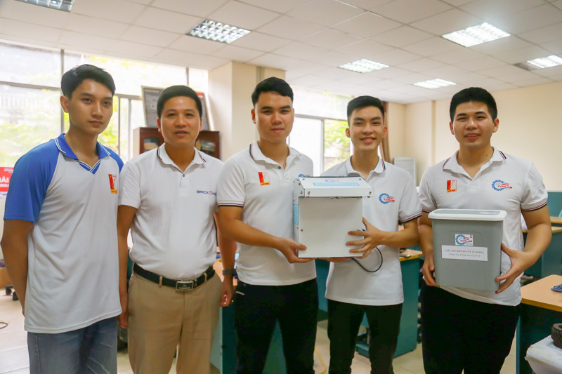 Ngay sau những sáng kiến về robot phục vụ người bệnh khu cách ly tại Đà Nẵng, Huế, nhóm sinh viên Bách Khoa Hà Nội đã cho ra lò máy rửa tay tự động phòng chống Covid-19 với 2 phiên bản.